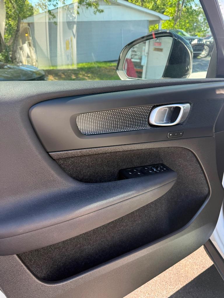 2023 Volvo XC40 - $22,995