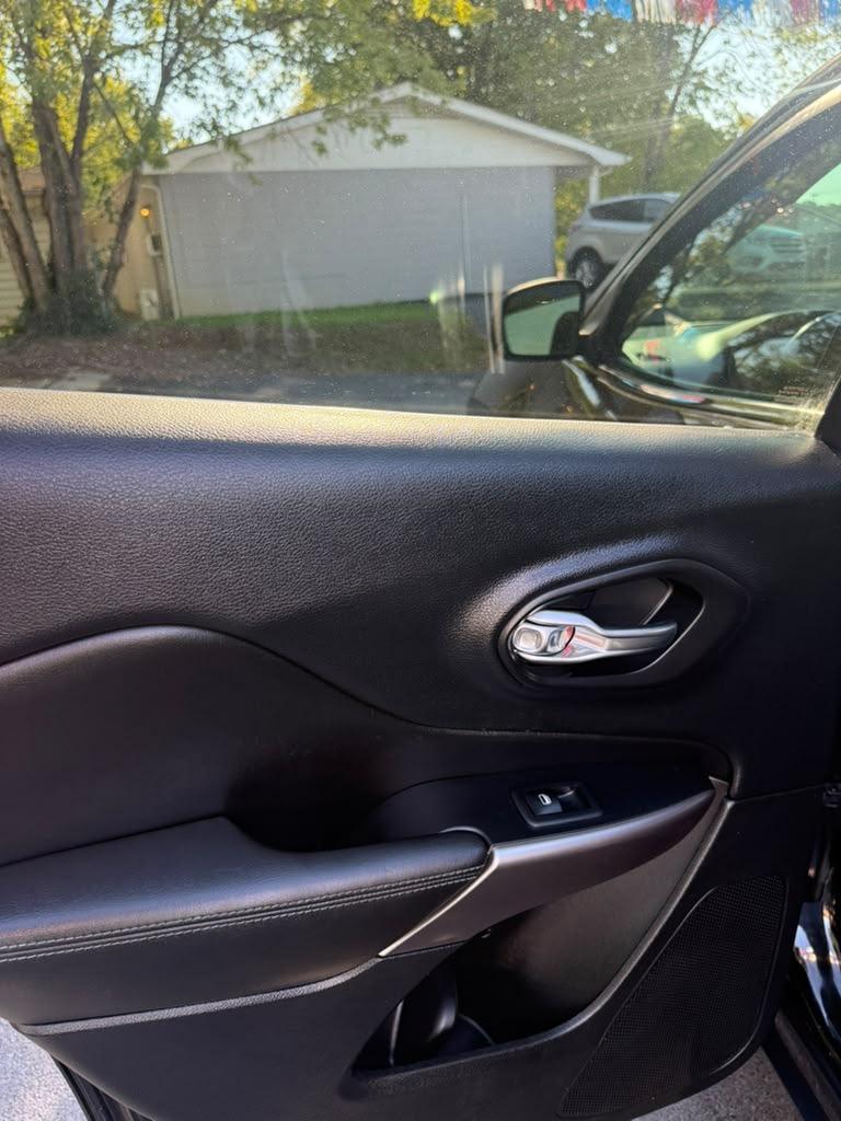 2019 Jeep Cherokee - $15,995