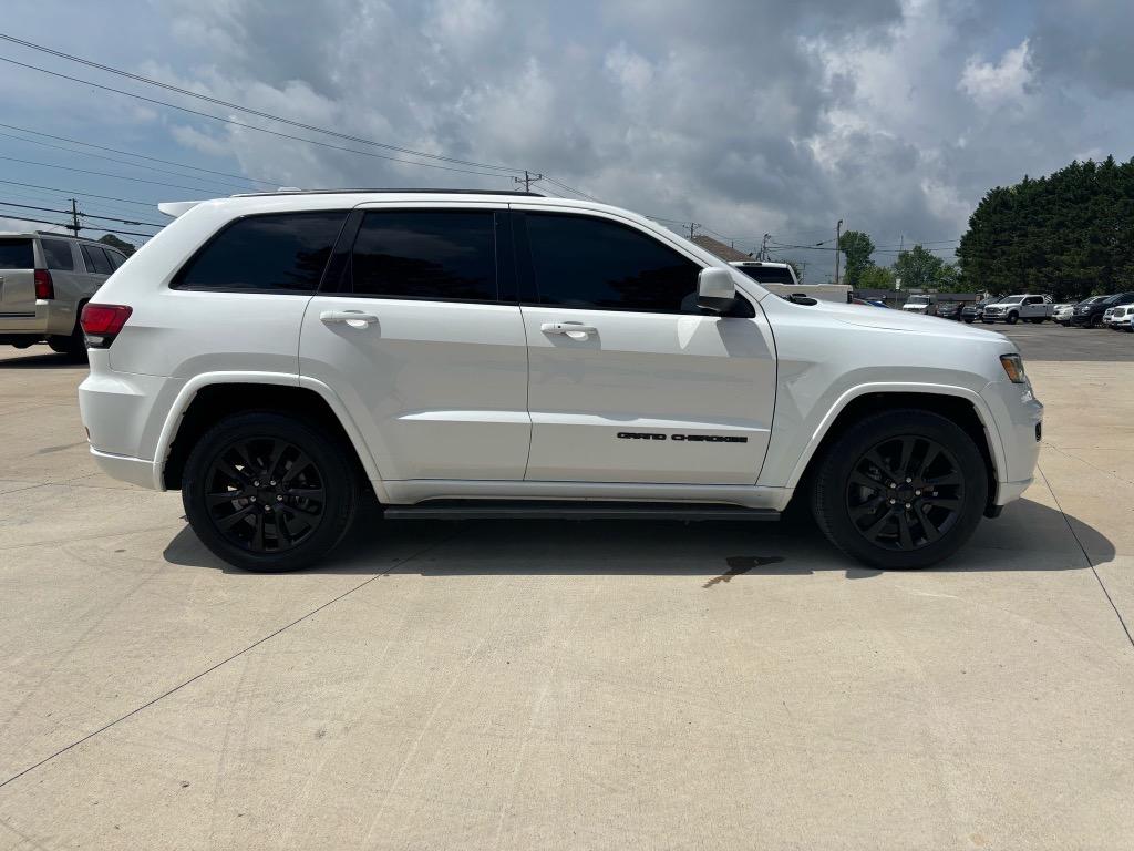 2017 Jeep Grand Cherokee Laredo photo