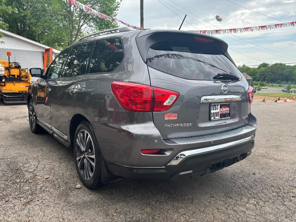 2017 Nissan Pathfinder Platinum photo