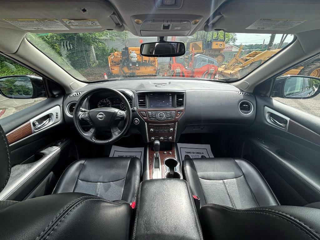 2017 Nissan Pathfinder Platinum photo