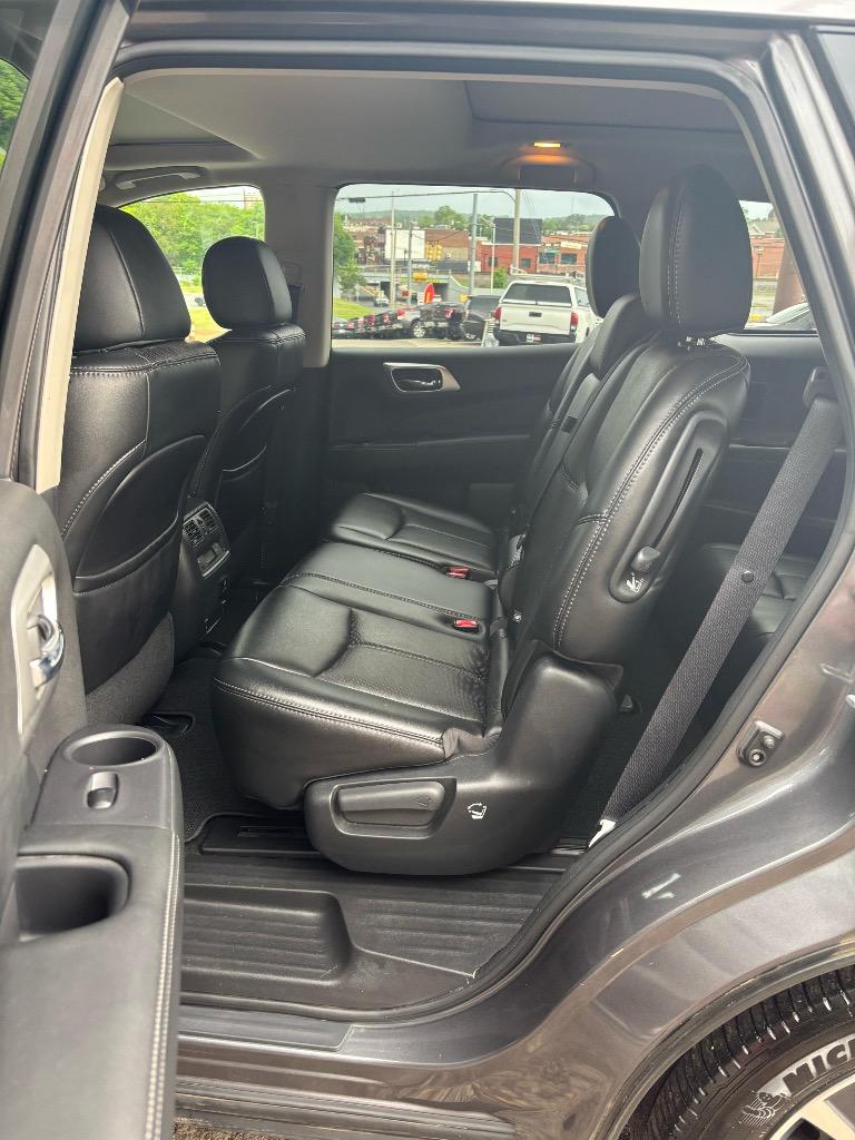 2017 Nissan Pathfinder Platinum photo