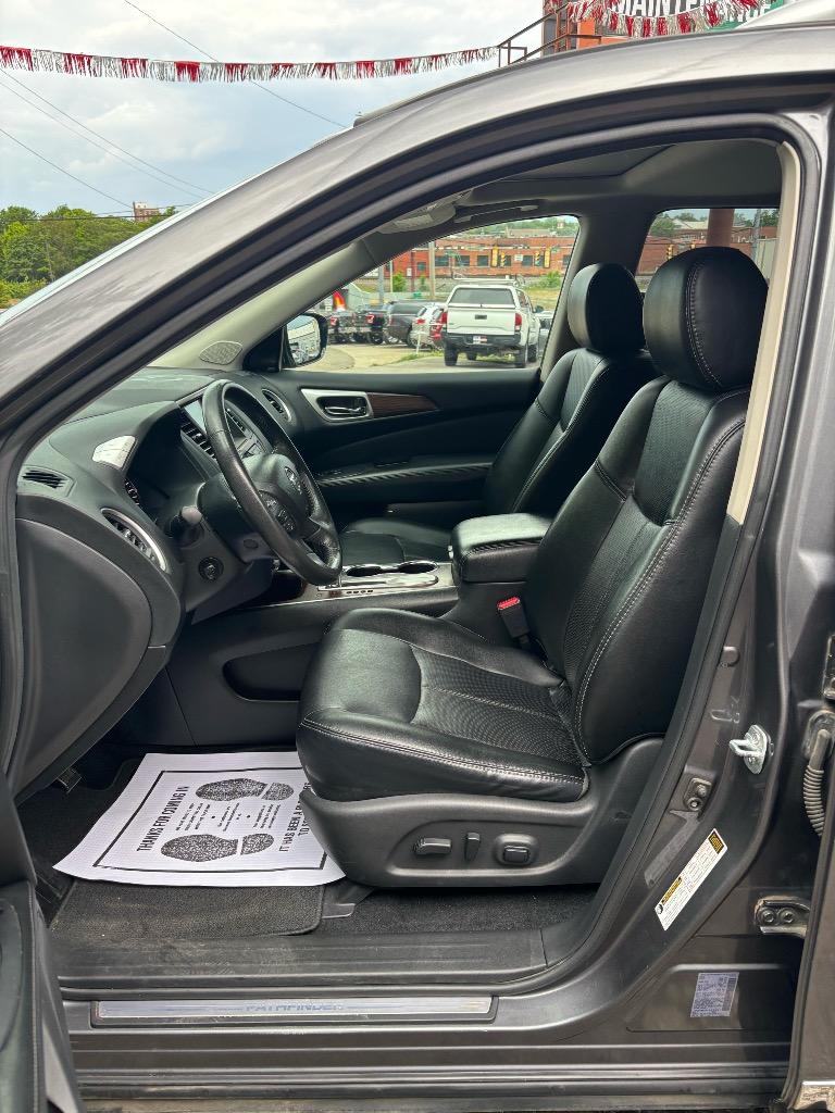 2017 Nissan Pathfinder Platinum photo