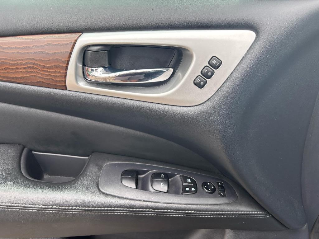 2017 Nissan Pathfinder Platinum photo