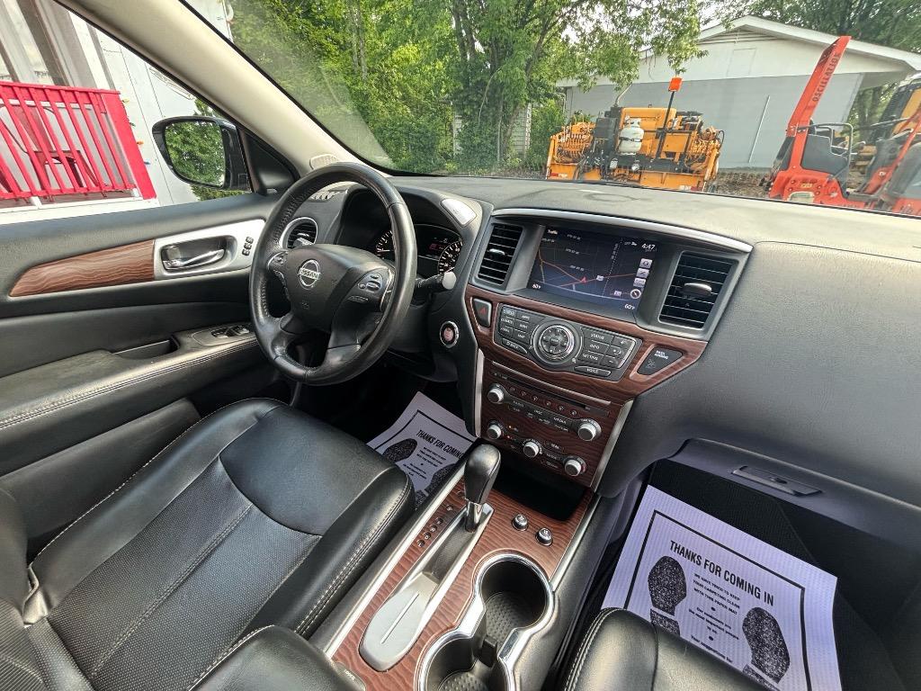 2017 Nissan Pathfinder Platinum photo