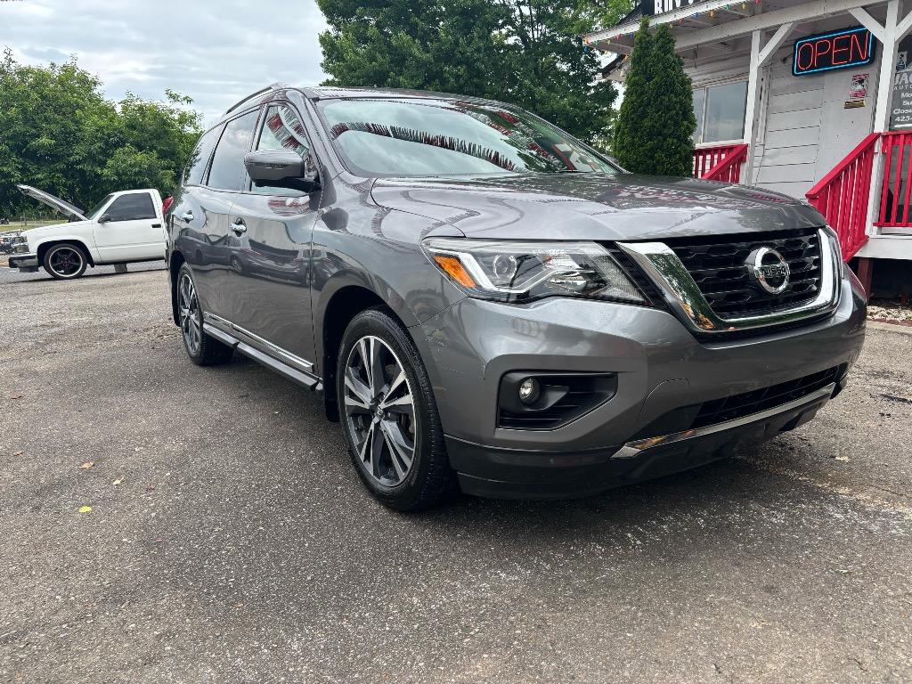 2017 Nissan Pathfinder Platinum photo