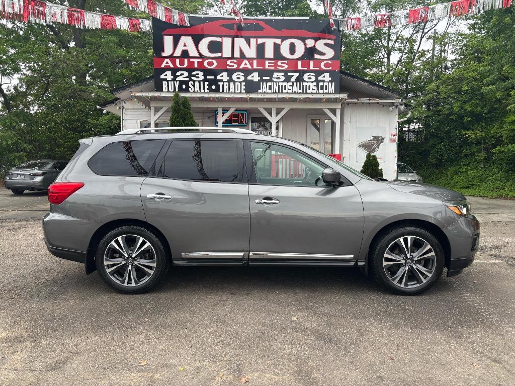 2017 Nissan Pathfinder Platinum photo