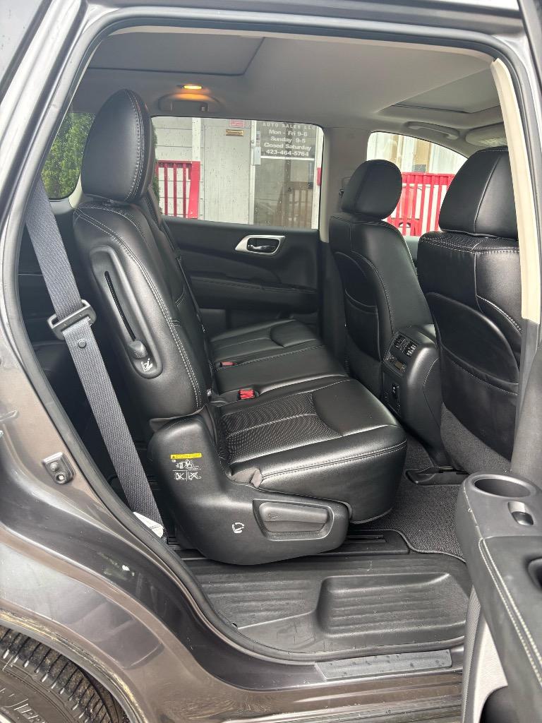 2017 Nissan Pathfinder Platinum photo