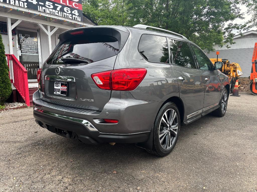 2017 Nissan Pathfinder Platinum photo