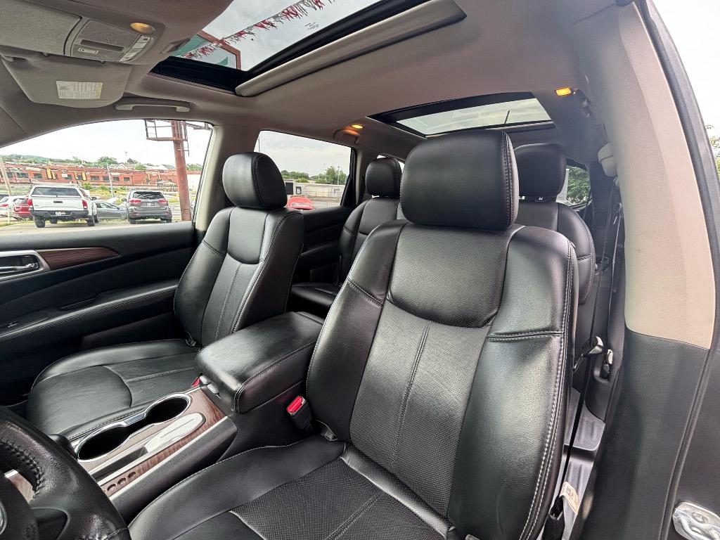 2017 Nissan Pathfinder Platinum photo