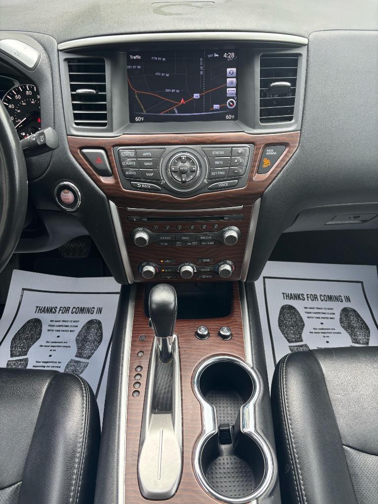 2017 Nissan Pathfinder Platinum photo
