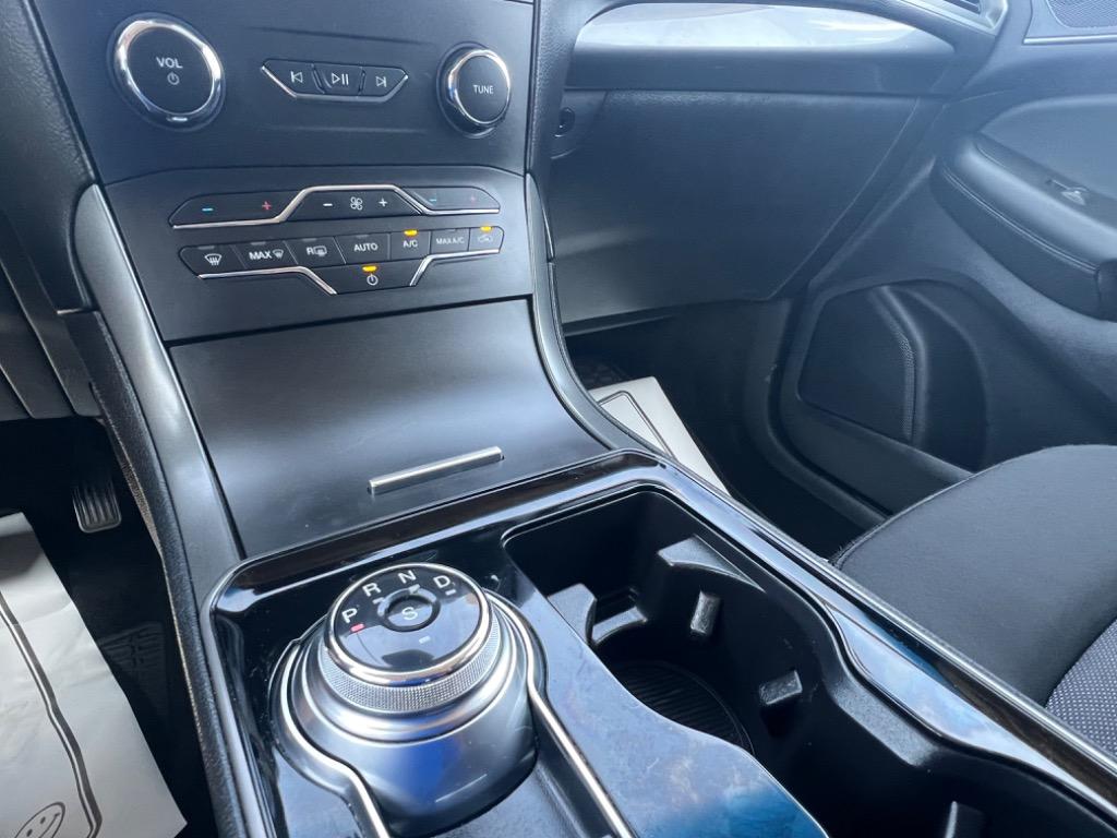 2020 Ford Edge SE photo