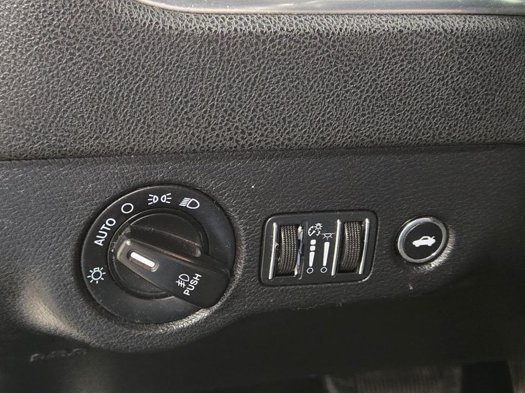 2016 Dodge Charger SXT photo