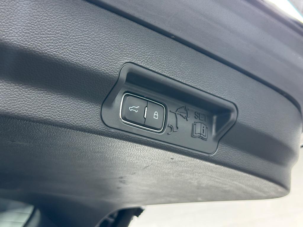 2022 Ford Explorer - $31,995