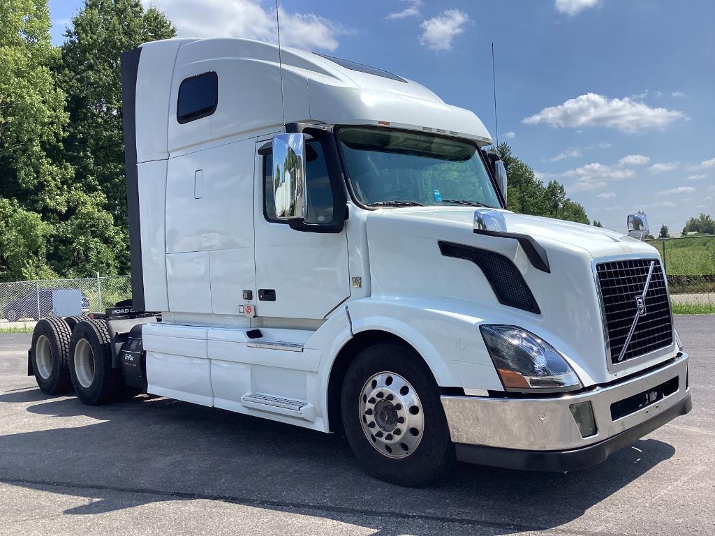 2016 Volvo Vnl - $28,900