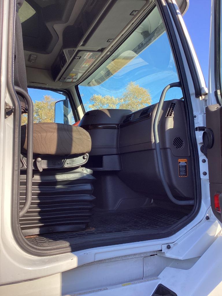 2016 Volvo Vnl - $27,000