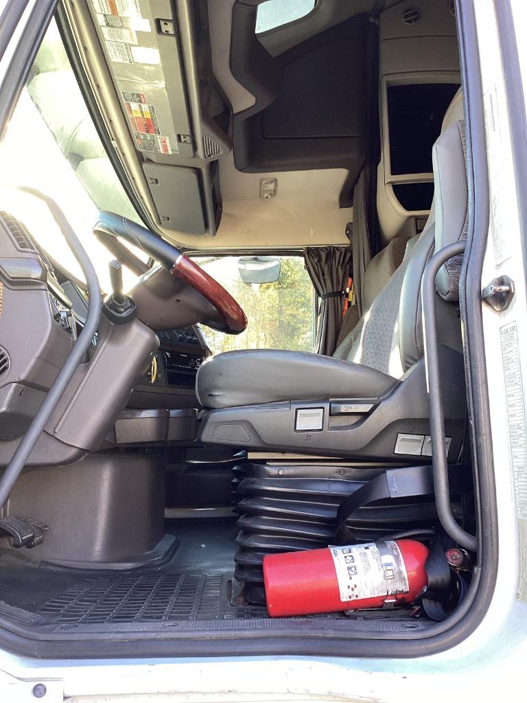2016 Volvo Vnl - $27,000