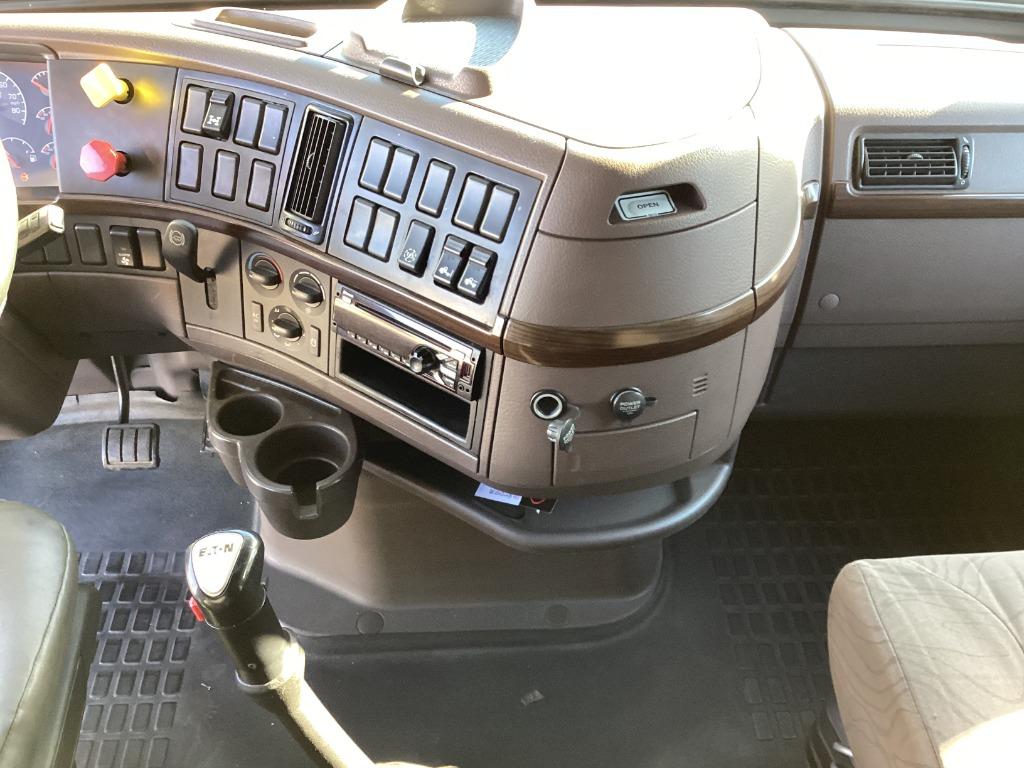 2016 Volvo Vnl - $27,000