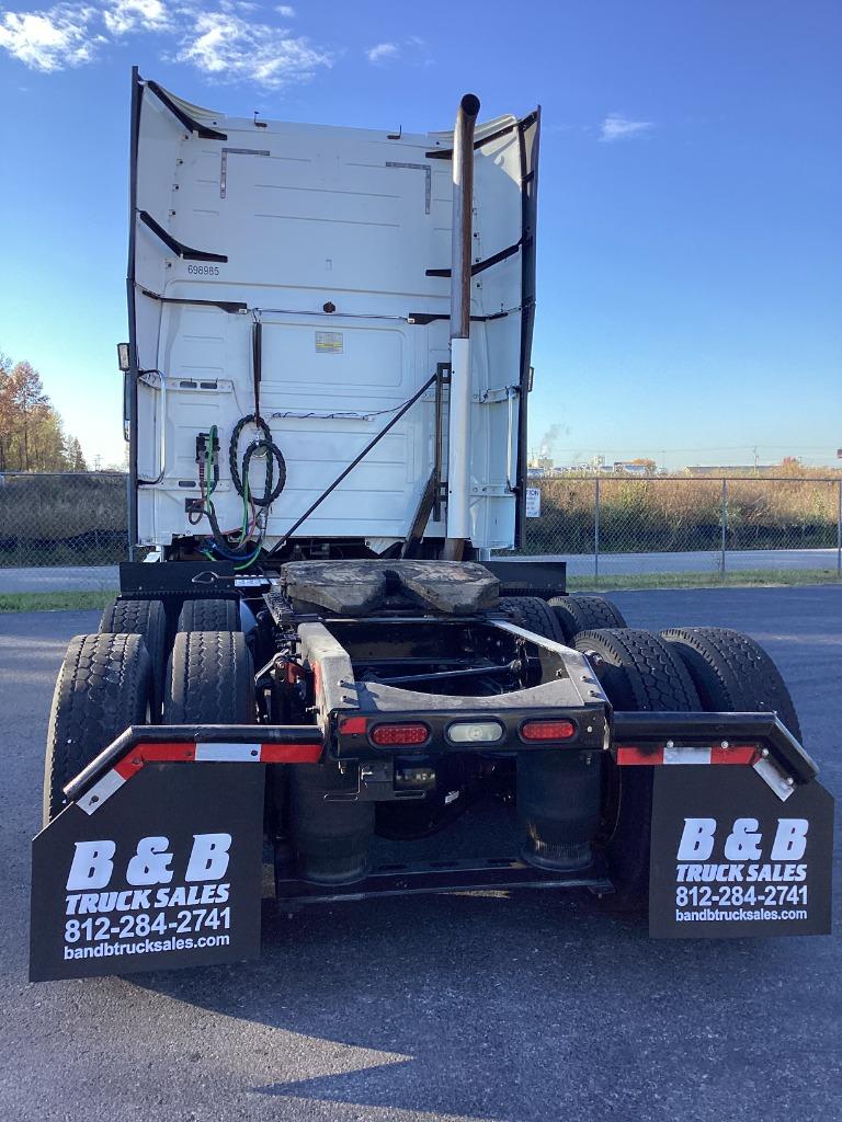 2015 Volvo Vnl - $24,000