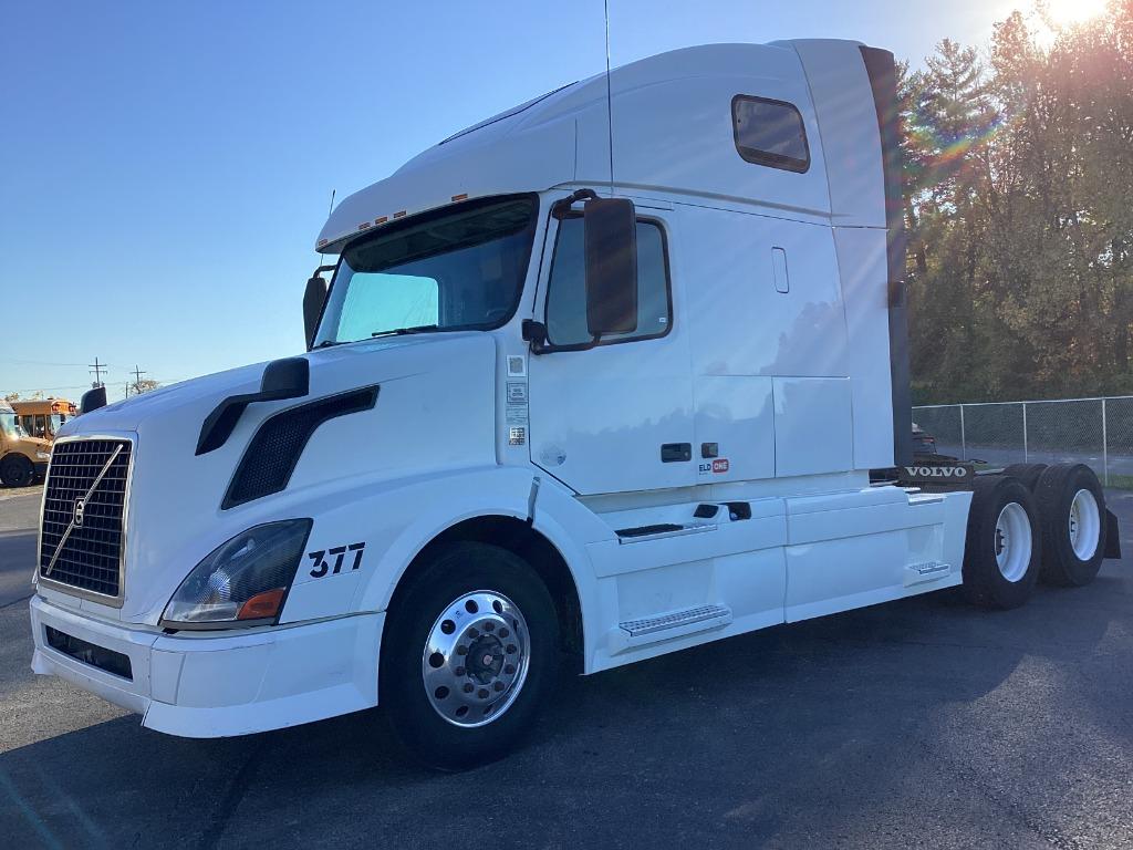 2015 Volvo Vnl - $24,000