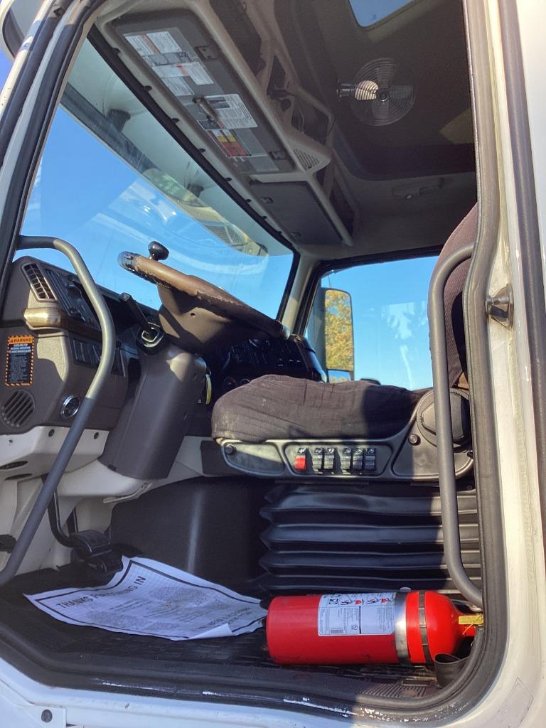2015 Volvo Vnl - $24,000