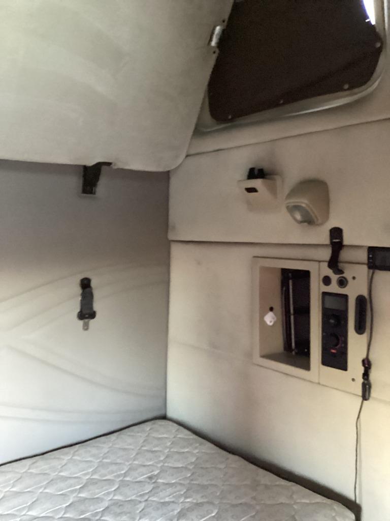2015 Volvo Vnl - $24,000