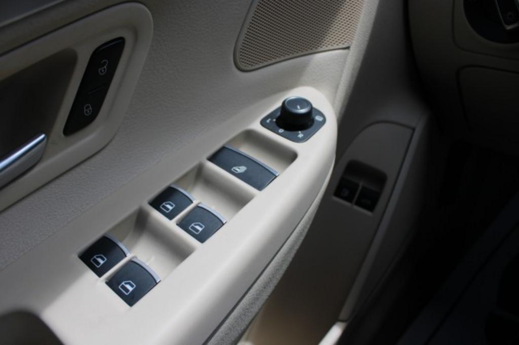 2015 Volkswagen Eos - $16,988