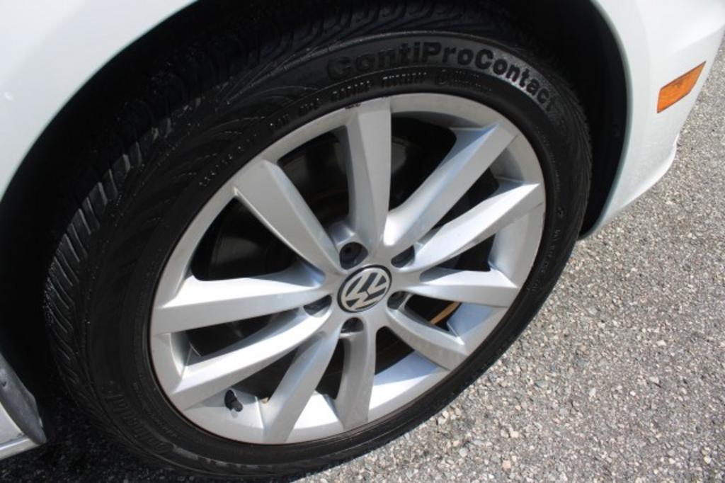 2015 Volkswagen Eos - $16,988