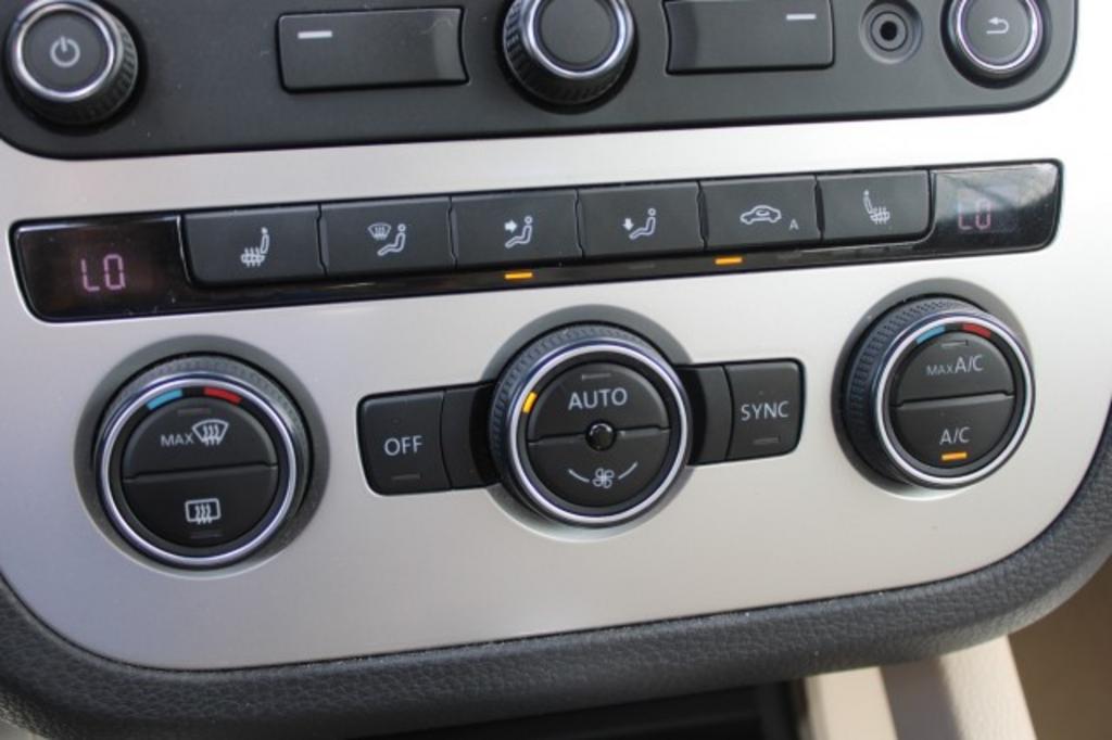 2015 Volkswagen Eos - $16,988