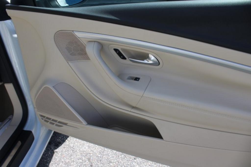 2015 Volkswagen Eos - $16,988