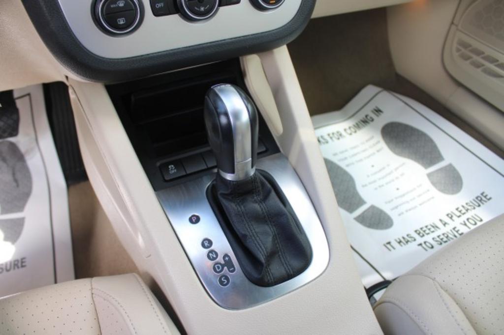 2015 Volkswagen Eos - $16,988