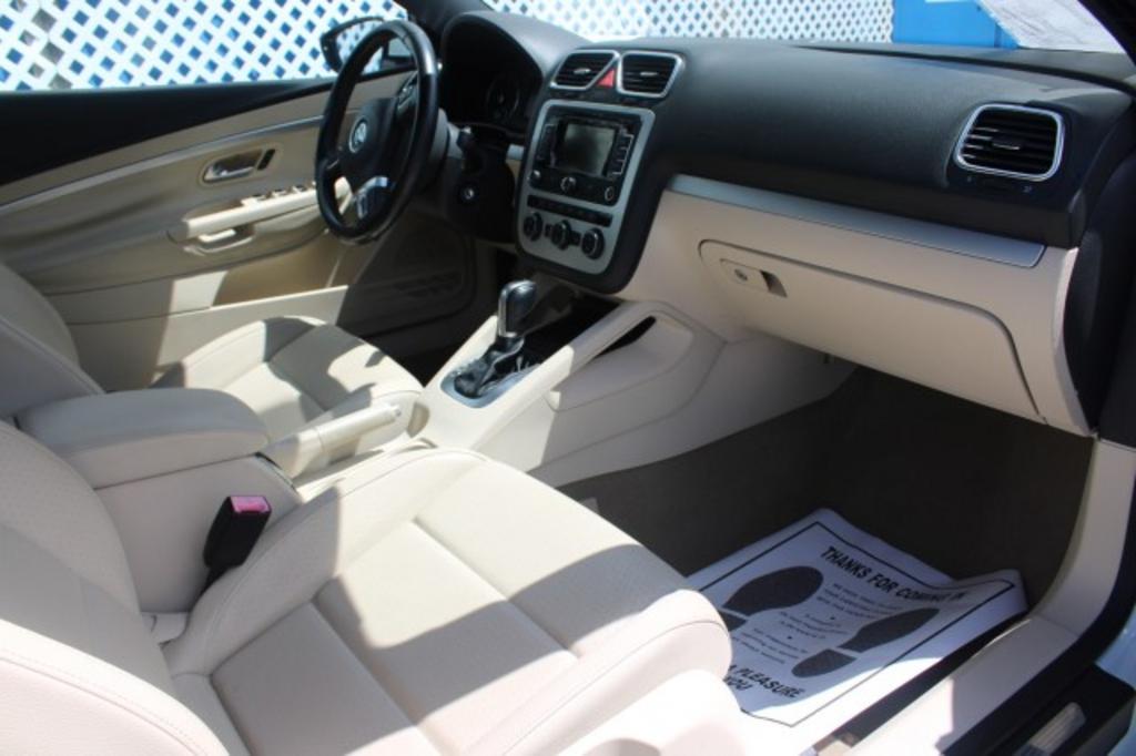 2015 Volkswagen Eos - $16,988