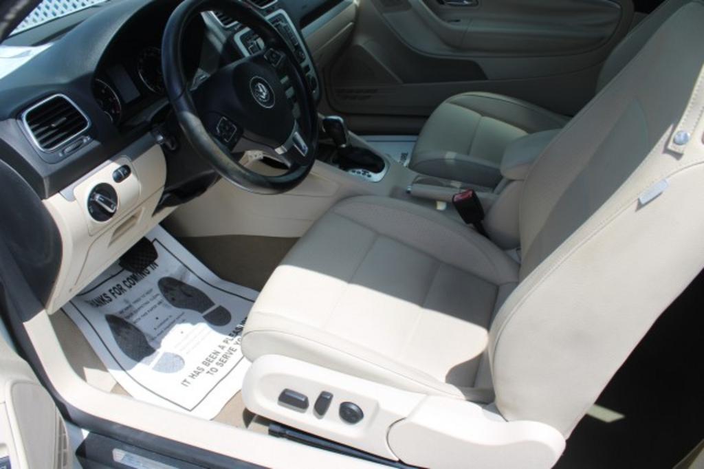 2015 Volkswagen Eos - $16,988