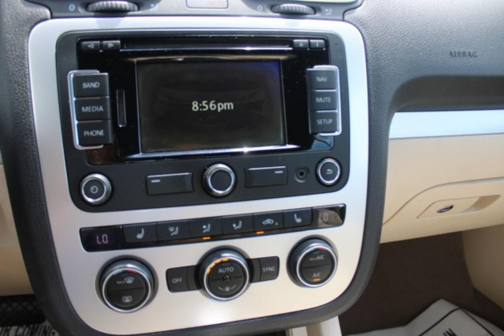 2015 Volkswagen Eos - $16,988