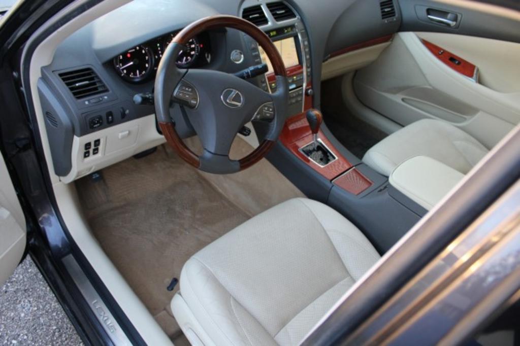 2010 LEXUS ES Sedan - $15,300