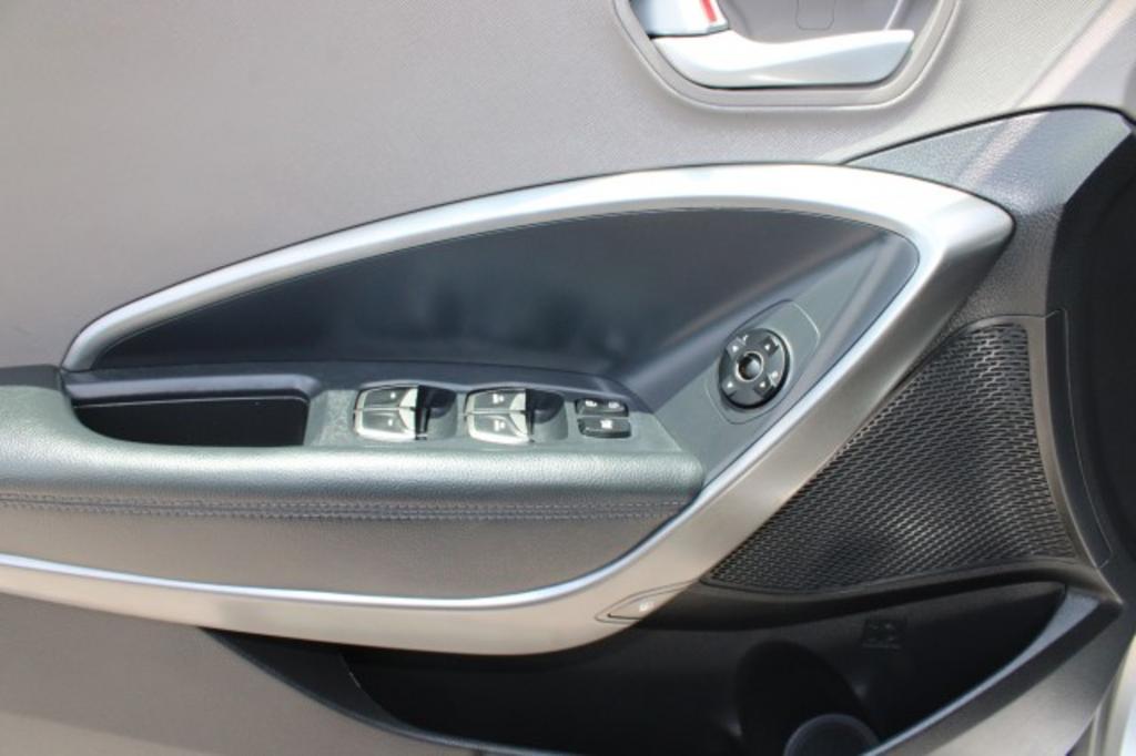 2017 Hyundai Santa FE Sport - $13,988