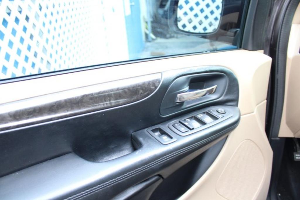 2015 Dodge Grand Caravan - $7,988