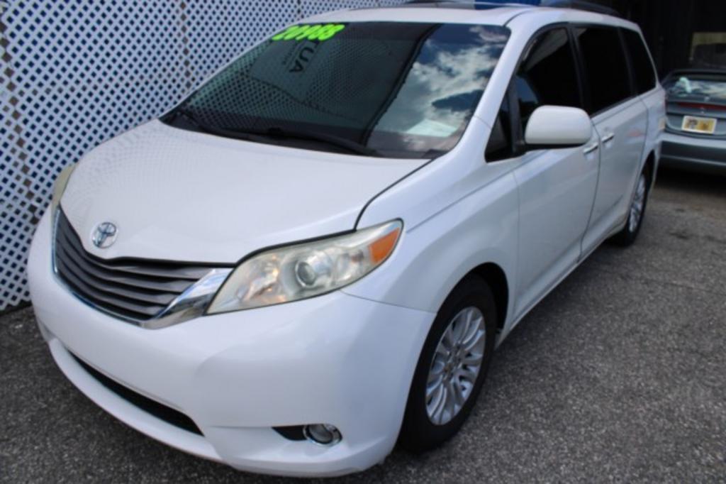 2015 Toyota Sienna - $20,988