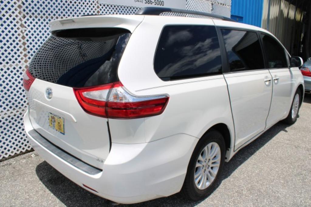 2015 Toyota Sienna - $20,988