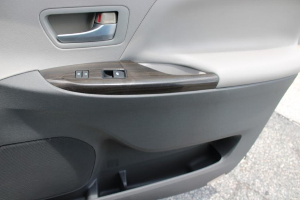 2015 Toyota Sienna - $20,988