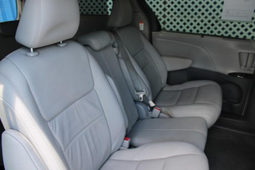 2015 Toyota Sienna - $20,988