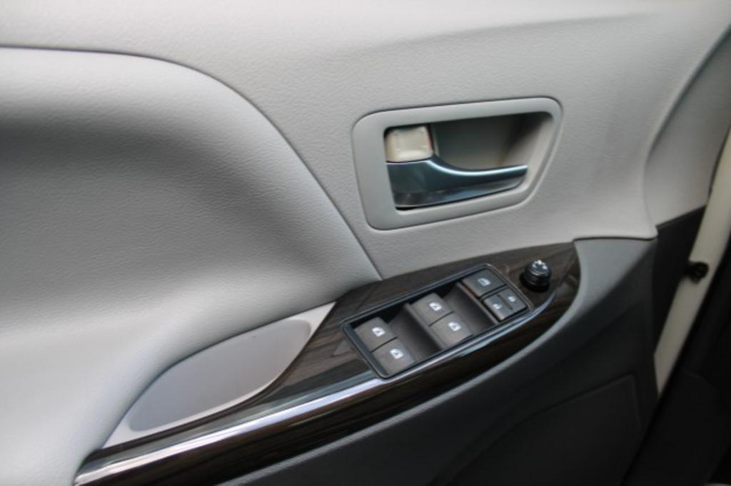 2015 Toyota Sienna - $20,988