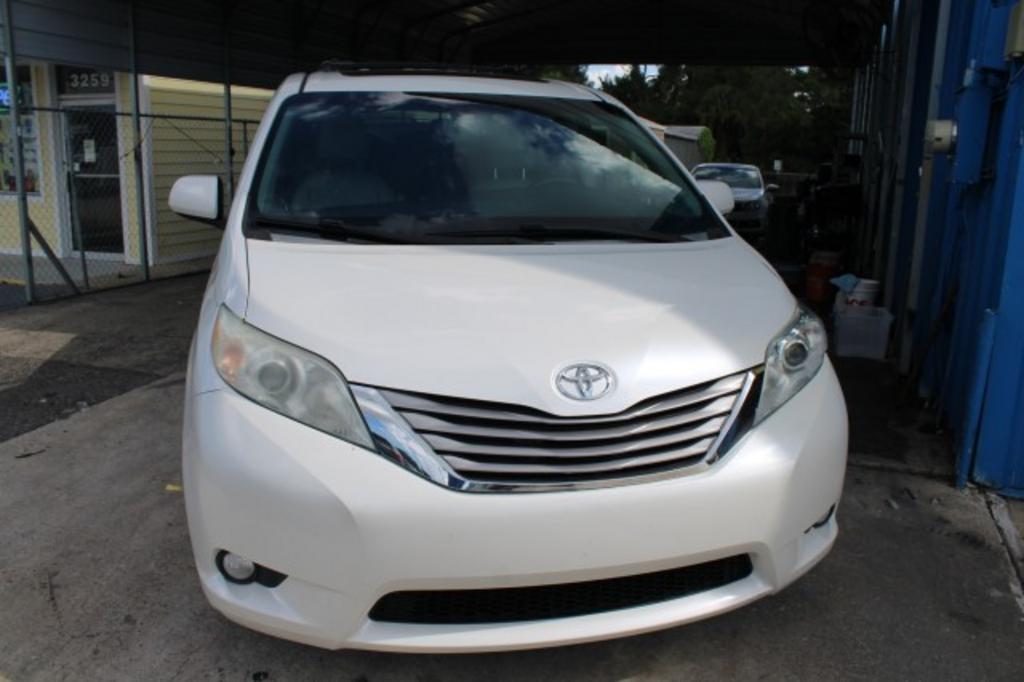 2015 Toyota Sienna - $22,850