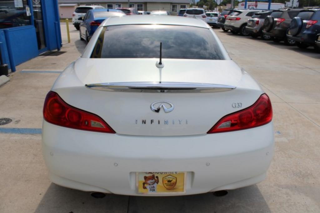 2011 Infiniti Legend photo