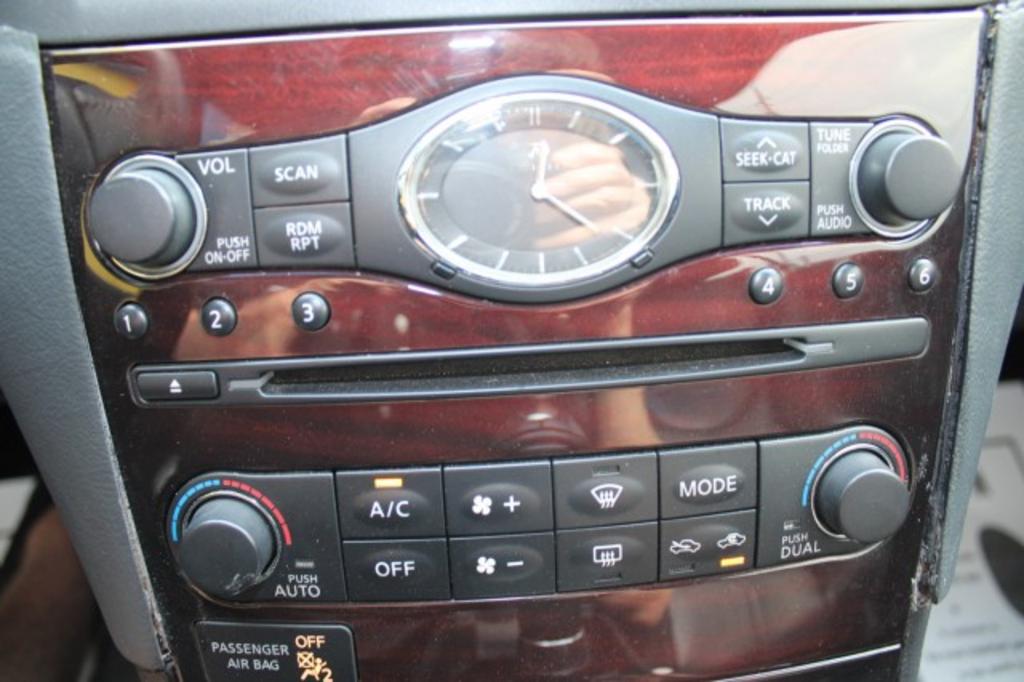 2011 Infiniti Legend photo