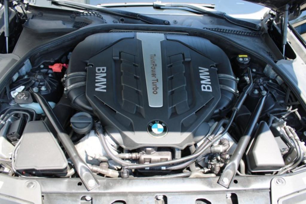 2016 BMW 5-Series 550i photo
