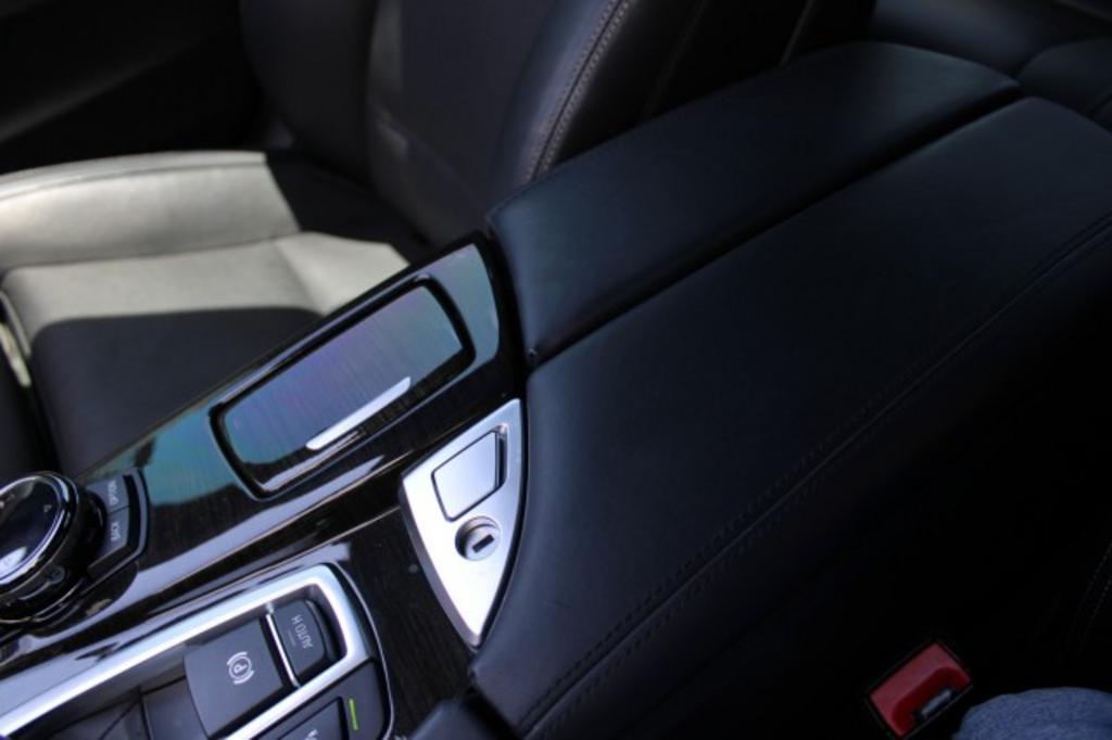 2016 BMW 5-Series 550i photo