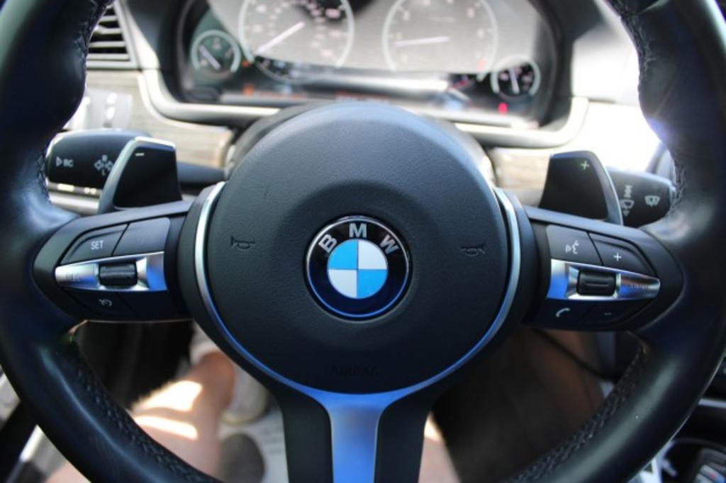 2016 BMW 5-Series 550i photo