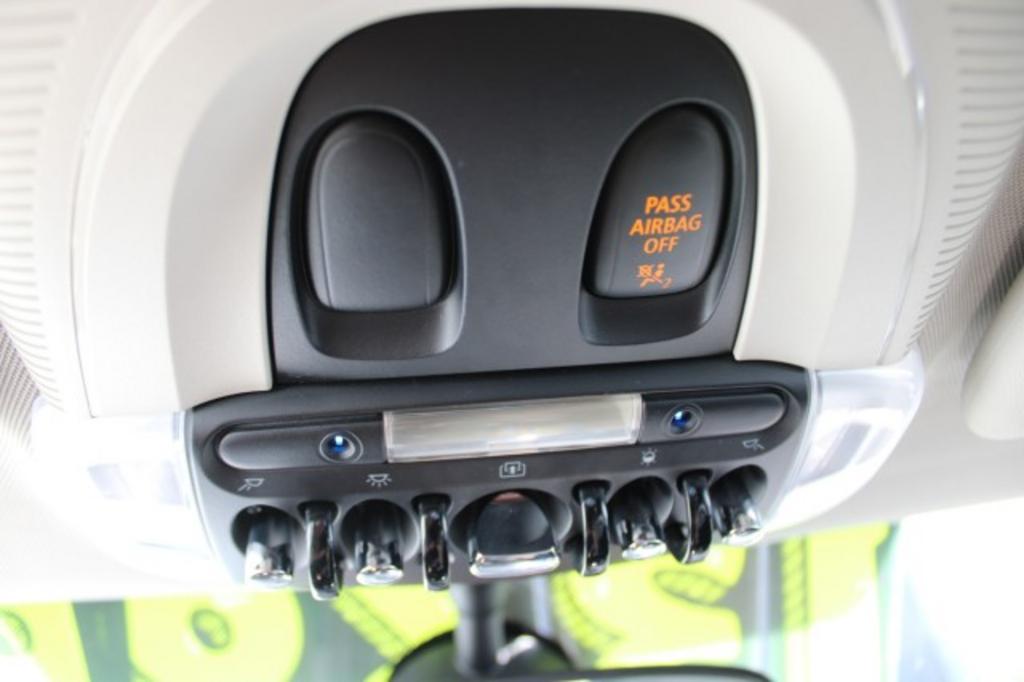 2016 MINI Cooper photo