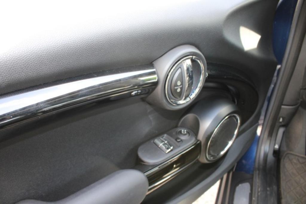 2016 MINI Cooper photo